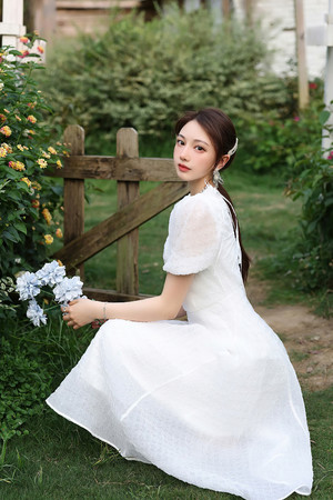 国产精品花园里的白色连衣裙清纯美女图片