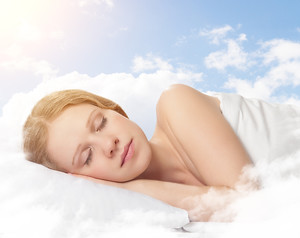 在云中睡觉的人图片