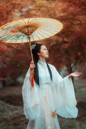 汉服艺术照写真撑着油纸伞的古装美女图片