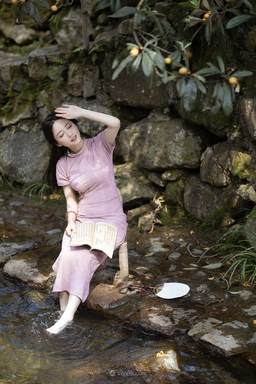 坐在小溪边泡脚的旗袍美女艺术照写真图片