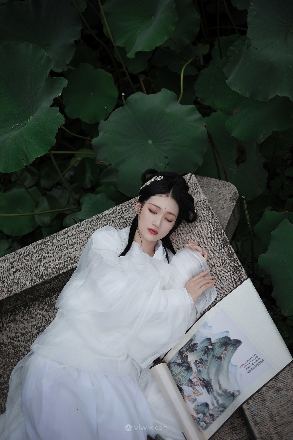 躺在地上的白衣古装美女艺术照写真图片