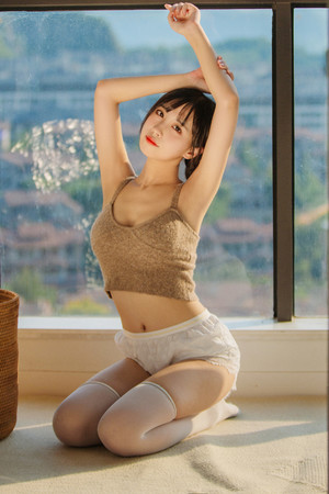 日韩高清无码跪坐在地上的性感美女图片