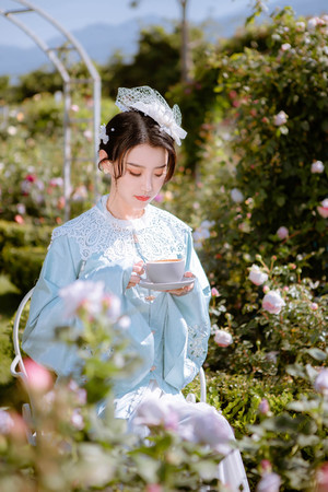 久久国产精品在花园下午茶的气质美女图片
