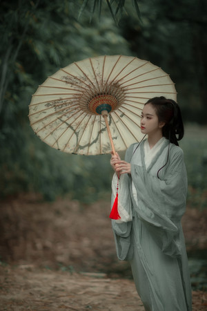 竹林撑着油纸伞的古装美女艺术照写真图片