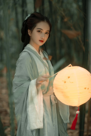 竹林提灯笼的古装美女写真图片
