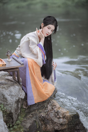 在溪水旁边梳洗的古装美女汉服艺术照写真图片