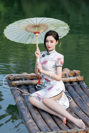 国产精品竹筏上的旗袍美女性感写真图片