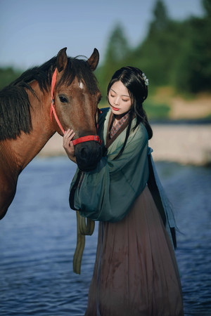 抱着马头的古装美女汉服艺术照写真图片