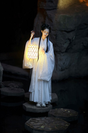 汉服艺术照写真提着灯笼的白衣古装美女图片