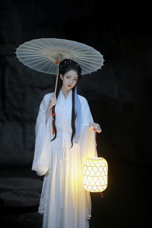 汉服艺术照写真撑伞提灯的白衣古装美女图片