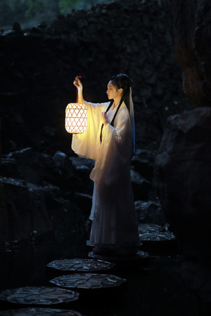 汉服艺术照写真夜晚提着灯笼的白衣古装美女图片