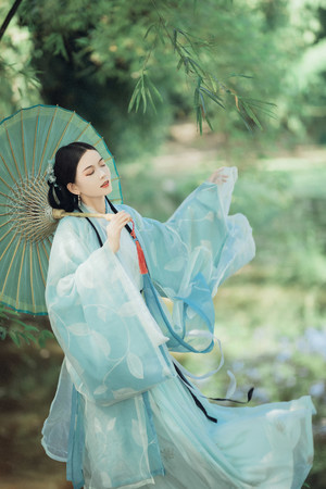 汉服艺术照写真竹林油纸伞古装美女图片