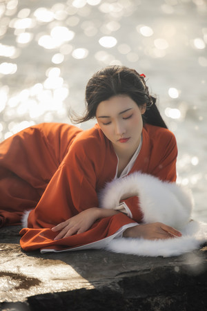 波光粼粼红衣古装美女汉服艺术照写真图片