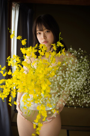 抱着鲜花的日本美女性感写真图片