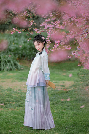 樱花树下的古装美女艺术照摄影写真图片