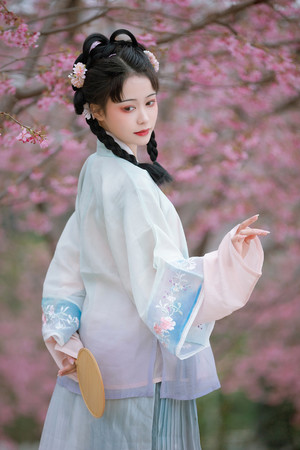 个人艺术照写真樱花树下的古装美女图片