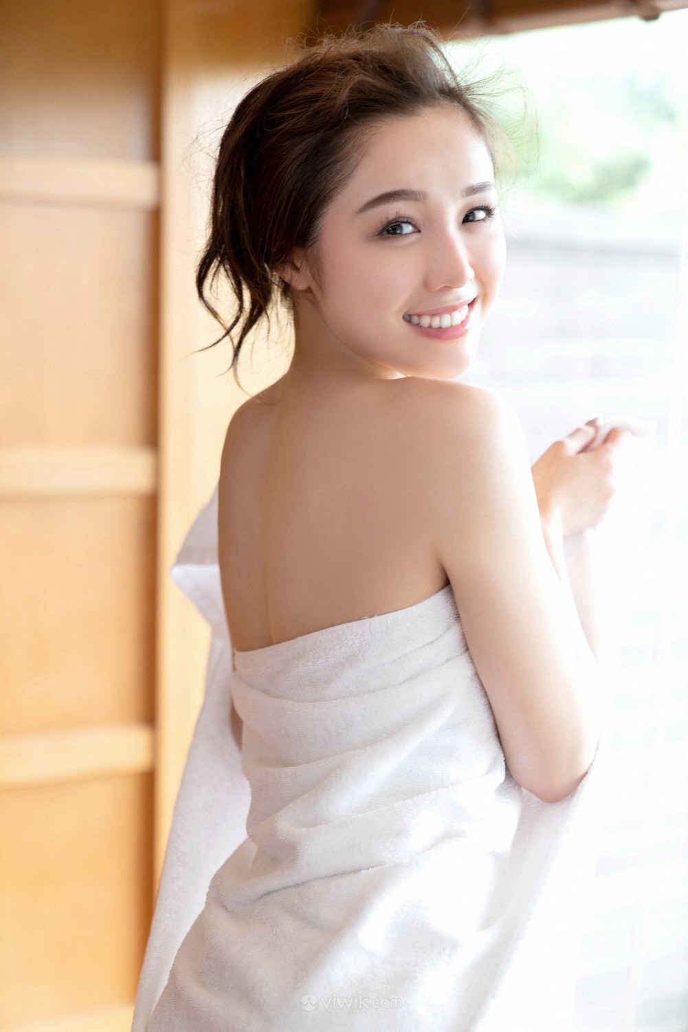 裹着浴袍的美女日本美女写真图片