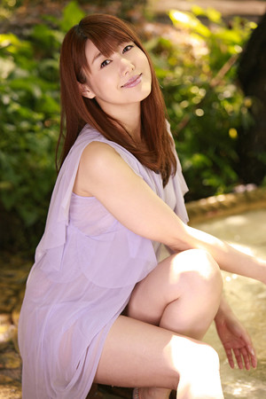 日本美女紫色连衣裙美女性感写真图片