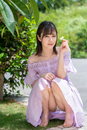 紫色连衣裙日本美女性感写真图片