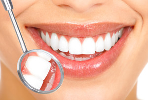 甜美開懷大笑露齒微笑牙科牙齒醫科素材高清圖片