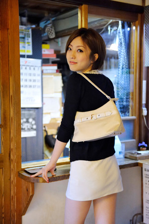 日本美女白色超短裙美女写真图片