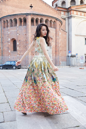 新疆美女明星迪麗熱巴露背裝寫真圖片