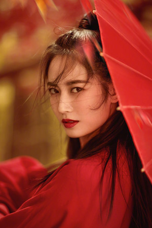 一身紅衣撐著紅色油紙傘的唯美古裝美女陳鈺琪圖片