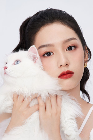  中国美女明星周也抱着猫咪写真图片
