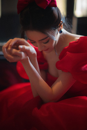 中国女明星写真迪丽热巴红裙写真图片