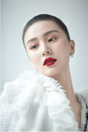 刘诗诗大红唇时尚写真气质美女图片