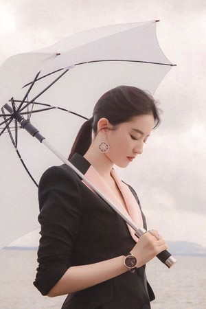 刘亦菲海边时尚写真气质美女图片