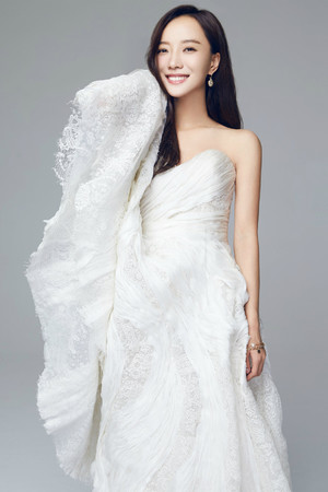 女演员王珞丹白色抹胸长裙写真气质美女图片
