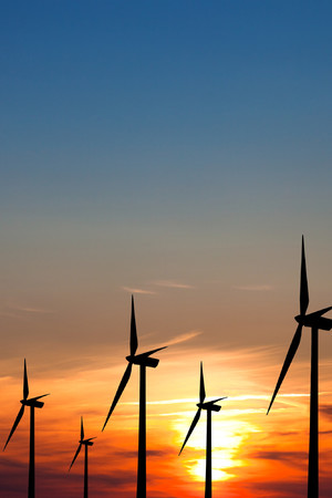 风力发电夕阳下的风车图片