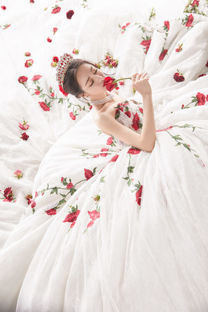 迪丽热巴玫瑰裙惊艳写真气质美女图片