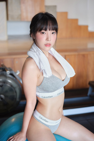 亚洲无码一区二区运动美女健身房性感写真图片