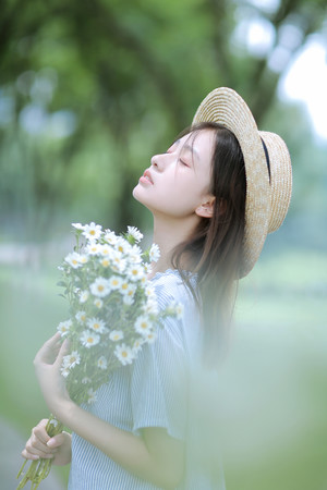 清纯美女写真抱着鲜花的草帽美女图片
