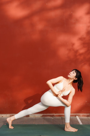 国产手机精品一区美女练瑜伽写真图片