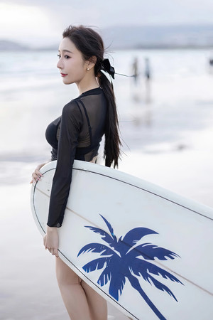 亞洲在線美女在海邊滑板沖浪圖片