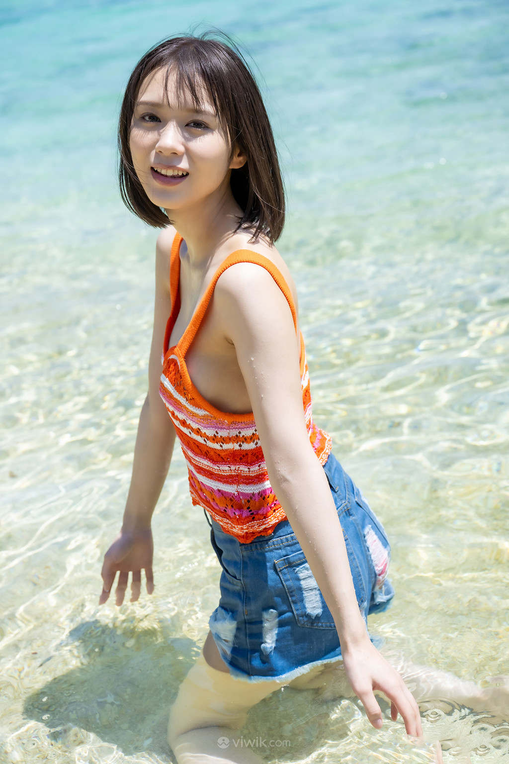 在玩水的日本性感美女写真图片
