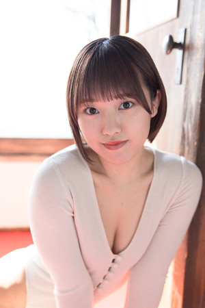 短发日本美女写真性感连体衣美女图片