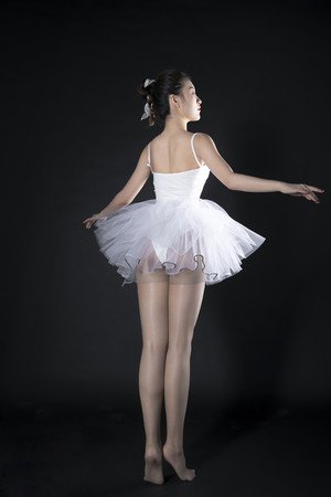 艺术生舞蹈写真气质美女背影图片