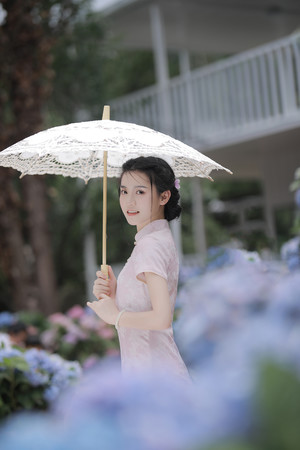 个人艺术照写真撑着小洋伞的旗袍美女图片
