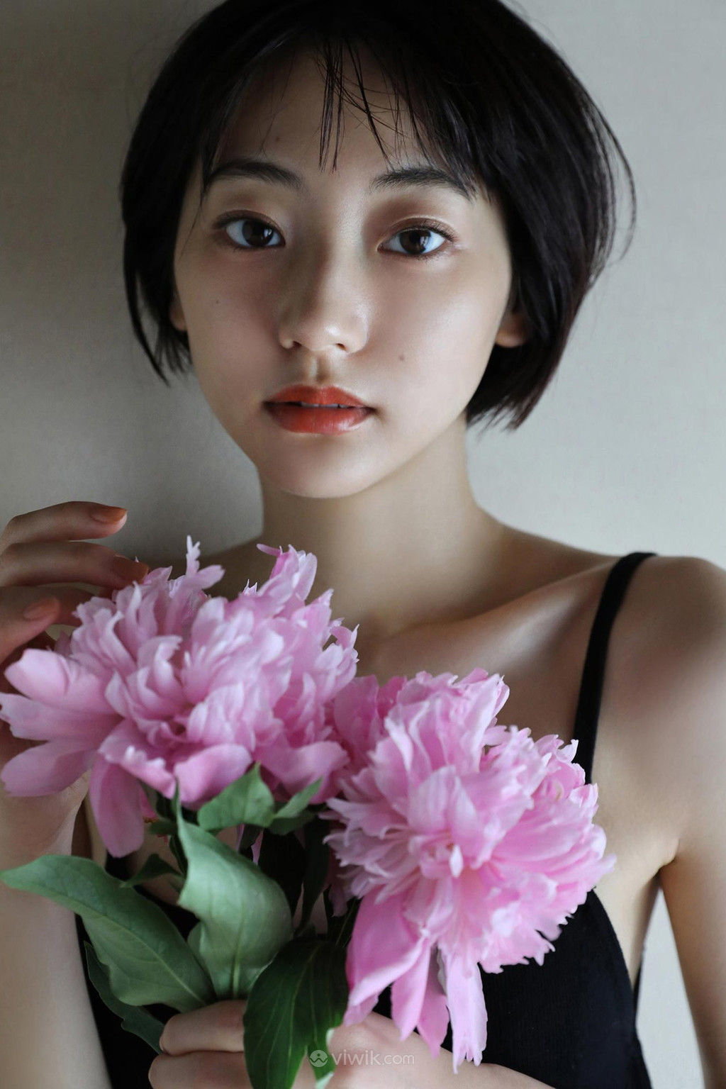 抱着鲜花的短发日本美女性感写真图片