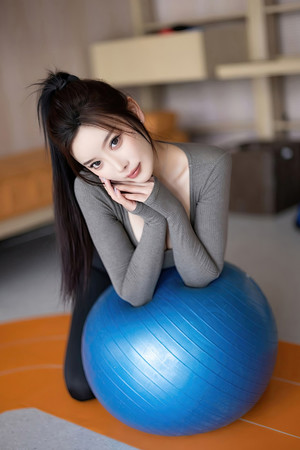亚洲精品久久国产高清瑜伽球性感美女写真图片