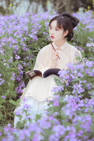 个人艺术照写真坐在花丛里看书的古装美女图片