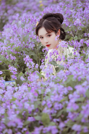 个人艺术照写真紫色鲜花古装美女图片