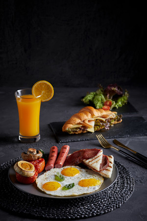 果汁面包煎鸡蛋三明治美食摄影图片