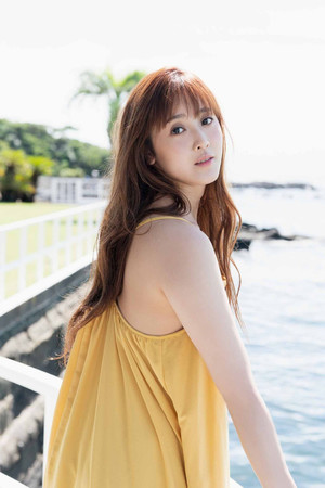 黄色吊带裙日本性感美女写真图片