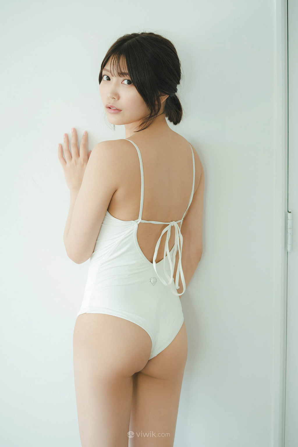 连体泳装日本美女背影写真图片