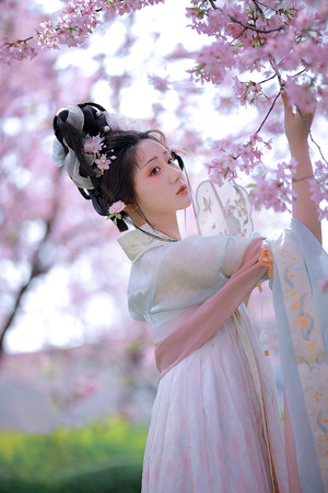 樱花树下的古装美女个人艺术照写真图片